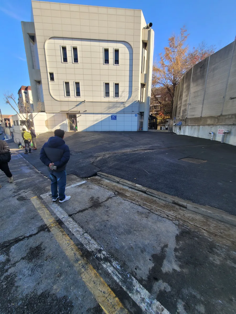 덧씌우기 시공 후 다짐을 진행하는 현장