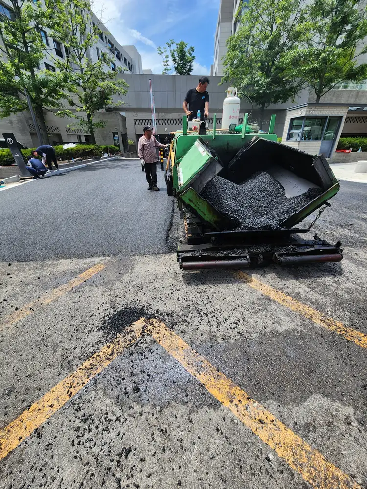 오피스빌딩 진입로 피니셔 아스콘 포설 작업