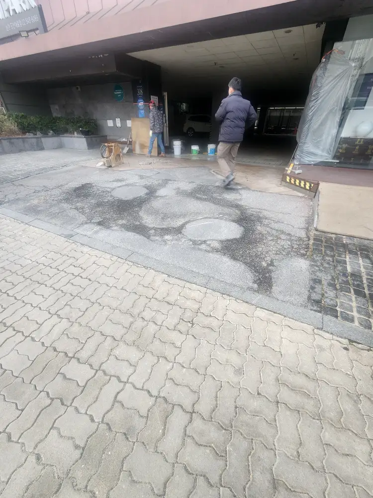 아스콘시공 하자보증 확인 대상이 되는 노후 블록 포장 진입부